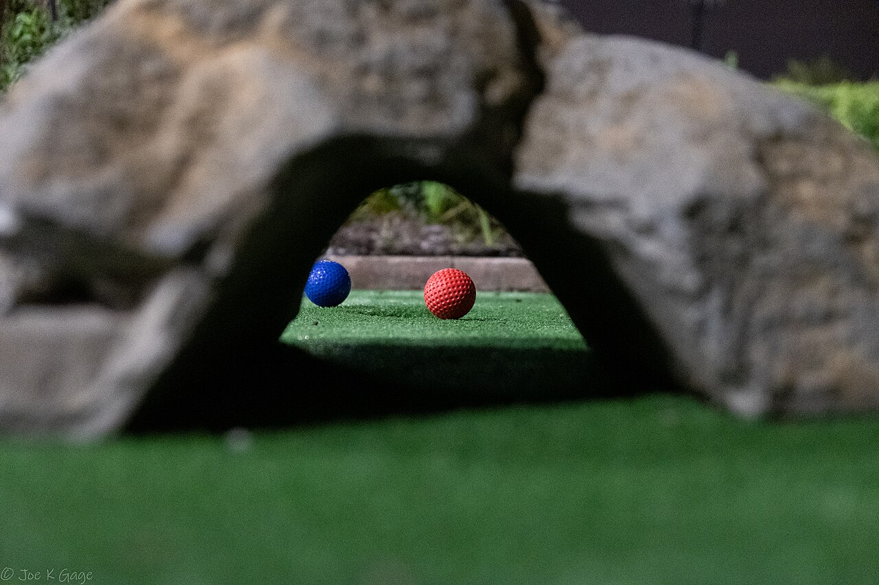 Von Joseph Gage - Mini Golf - Through The Tunnel [Creative Commons BY-SA-2.0 de](https://commons.wikimedia.org/w/index.php?curid=104903476)